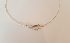 301 Olijftak met omega collier